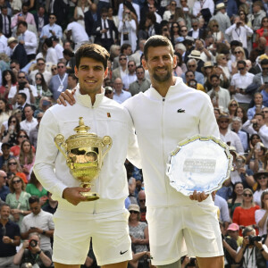 Catherine (Kate) Middleton remet la coupe à Carlos Alcaraz après sa victoire face à Novak Djokovic en finale du tournoi de Wimbledon 2024 (6/2 - 6/2 - 7/6). Wimbledon, le 14 juillet 2024.  Catherine (Kate) Middleton presents the cup to Carlos Alcaraz after his victory against Novak Djokovic in the final of the 2024 Wimbledon tournament (6/2 - 6/2 - 7/6). Wimbledon, July 14, 2024.  Tennis : Wimbledon 2024 - Carlos Alcaraz remporte le simple Messieurs - Espagne 