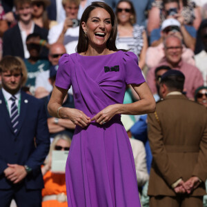 Catherine (Kate) Middleton remet la coupe à Carlos Alcaraz après sa victoire face à Novak Djokovic en finale du tournoi de Wimbledon 2024 (6/2 - 6/2 - 7/6). Wimbledon, le 14 juillet 2024.  Catherine (Kate) Middleton presents the cup to Carlos Alcaraz after his victory against Novak Djokovic in the final of the 2024 Wimbledon tournament (6/2 - 6/2 - 7/6). Wimbledon, July 14, 2024.  Catherine, Princess of Wales, Patron of The AELTC, presents the Gentlemen's Singles Trophy to Carlos Alcaraz of Spain following his victory against Novak Djokovic of Serbia in the Gentlemen's Singles Final during day fourteen of The Championships Wimbledon 2024 at All England Lawn Tennis and Croquet Club on July 14, 2024 in London, England. 