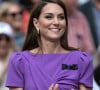 De son côté, son épouse Kate Middleton est restée en Angleterre avec leurs deux autres enfants, la princesse Charlotte et le prince Louis.
Catherine (Kate) Middleton remet la coupe à Carlos Alcaraz après sa victoire face à Novak Djokovic en finale du tournoi de Wimbledon 2024 (6/2 - 6/2 - 7/6), le 14 juillet 2024. 