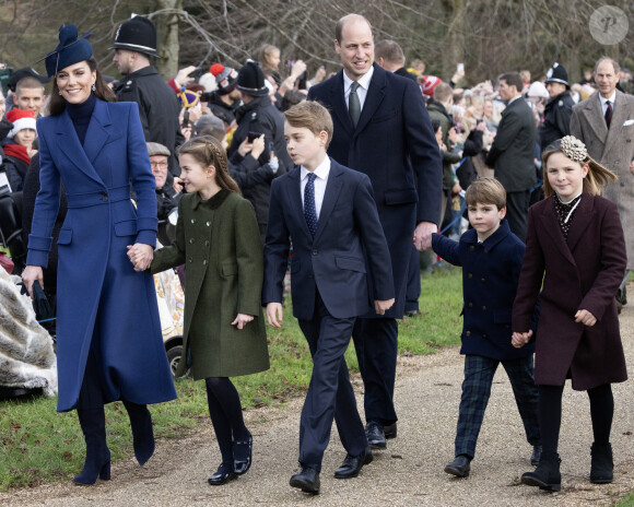 Un événement très attendu par tous les fans du ballon rond !
Le prince William, prince de Galles, et Catherine (Kate) Middleton, princesse de Galles, avec leurs enfants le prince George de Galles, la princesse Charlotte de Galles et le prince Louis de Galles.