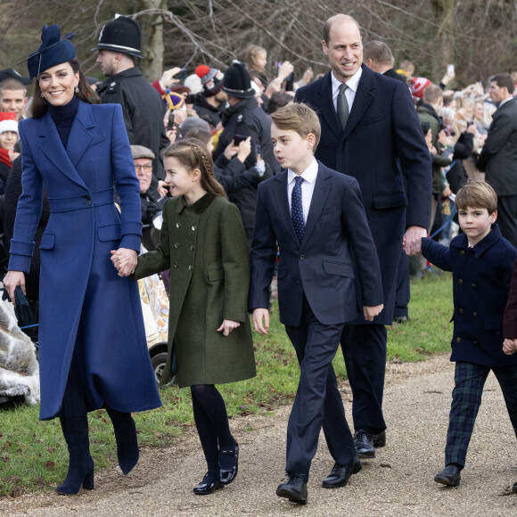 Un événement très attendu par tous les fans du ballon rond !
Le prince William, prince de Galles, et Catherine (Kate) Middleton, princesse de Galles, avec leurs enfants le prince George de Galles, la princesse Charlotte de Galles et le prince Louis de Galles.