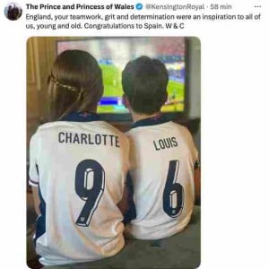 Ces derniers ont suivi avec la plus grande attention cette ultime rencontre depuis chez elle comme en témoigne l'adorable cliché relayé par la princesse de Galles sur la Toile. L'occasion pour elle de saluer les prouesses de l'équipe d'Angleterre. 
Le prince Louis et sa soeur la princesse Charlotte, immortalisés par leur mère Kate Middleton ce 14 juillet 2024 à l'occasion de la finale de l'Euro opposant l'Angleterre et l'Espagne.