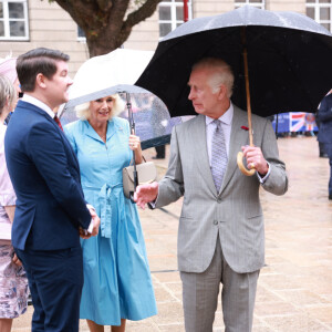 L'occasion pour eux d'échanger avec les locaux, mais pas seulement...
Le roi Charles III d'Angleterre - Le couple royal d'Angleterre sur la la Place Royale pour une séance spéciale de l'Assemblée des États et séance de la Cour Royale à St Helier. Le 15 juillet 2024 © Ian Vogler / MirrorPix / Bestimage 