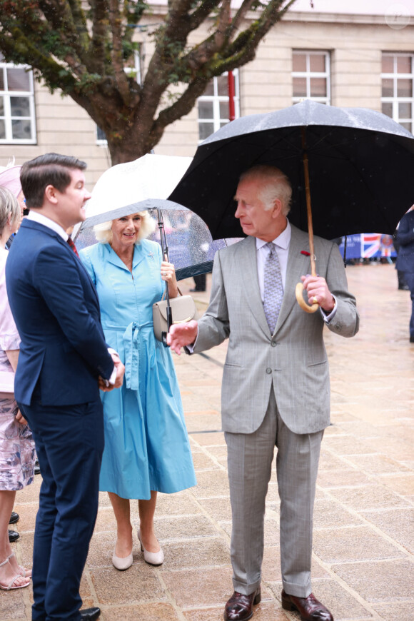 L'occasion pour eux d'échanger avec les locaux, mais pas seulement...
Le roi Charles III d'Angleterre - Le couple royal d'Angleterre sur la la Place Royale pour une séance spéciale de l'Assemblée des États et séance de la Cour Royale à St Helier. Le 15 juillet 2024 © Ian Vogler / MirrorPix / Bestimage 