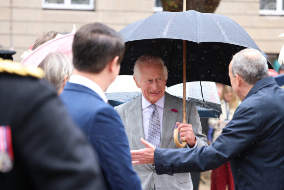 Le roi Charles III d'Angleterre - Le couple royal d'Angleterre sur la la Place Royale pour une séance spéciale de l’Assemblée des États et séance de la Cour Royale à St Helier. Le 15 juillet 2024 © Ian Vogler / MirrorPix / Bestimage  King Charles III and Queen Camilla visit Royal Square for a Special Sitting of the States Assembly and Sitting of the Royal Court, St Helier, Jersey, Channel Islands - 15th July 2024. 