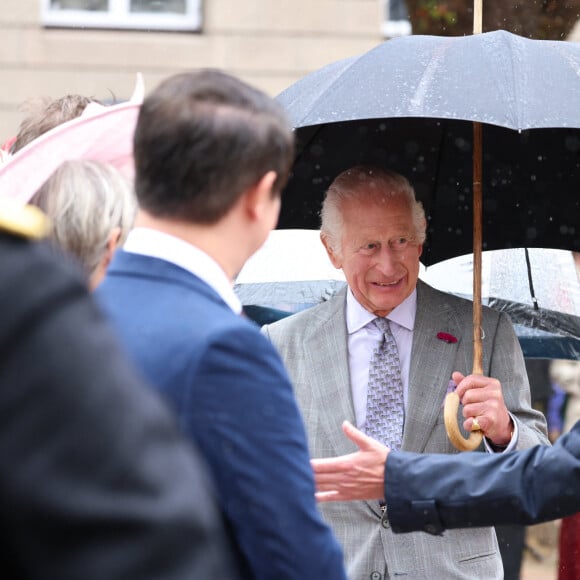 Le roi Charles III d'Angleterre - Le couple royal d'Angleterre sur la la Place Royale pour une séance spéciale de l’Assemblée des États et séance de la Cour Royale à St Helier. Le 15 juillet 2024 © Ian Vogler / MirrorPix / Bestimage  King Charles III and Queen Camilla visit Royal Square for a Special Sitting of the States Assembly and Sitting of the Royal Court, St Helier, Jersey, Channel Islands - 15th July 2024. 