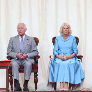 En visite sur les Îles Anglo-Normandes, le roi Charles III et son épouse la reine Camilla ont fait une halte à Jersey, ce lundi 15 juillet. 
Le roi Charles III d'Angleterre et la reine consort consort, Camilla Parker Bowles - Le couple royal d'Angleterre sur la la Place Royale pour une séance spéciale de l'Assemblée des États et séance de la Cour Royale à St Helier. Le 15 juillet 2024 © Ian Vogler / MirrorPix / Bestimage