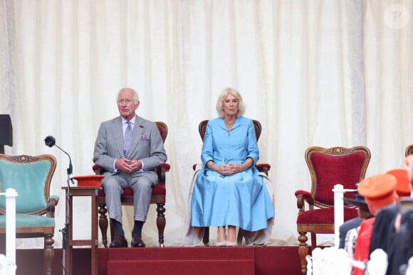 En visite sur les Îles Anglo-Normandes, le roi Charles III et son épouse la reine Camilla ont fait une halte à Jersey, ce lundi 15 juillet. 
Le roi Charles III d'Angleterre et la reine consort consort, Camilla Parker Bowles - Le couple royal d'Angleterre sur la la Place Royale pour une séance spéciale de l'Assemblée des États et séance de la Cour Royale à St Helier. Le 15 juillet 2024 © Ian Vogler / MirrorPix / Bestimage