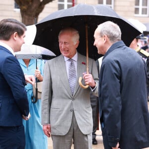 Le roi Charles III d'Angleterre - Le couple royal d'Angleterre sur la la Place Royale pour une séance spéciale de l'Assemblée des États et séance de la Cour Royale à St Helier. Le 15 juillet 2024 © Ian Vogler / MirrorPix / Bestimage 