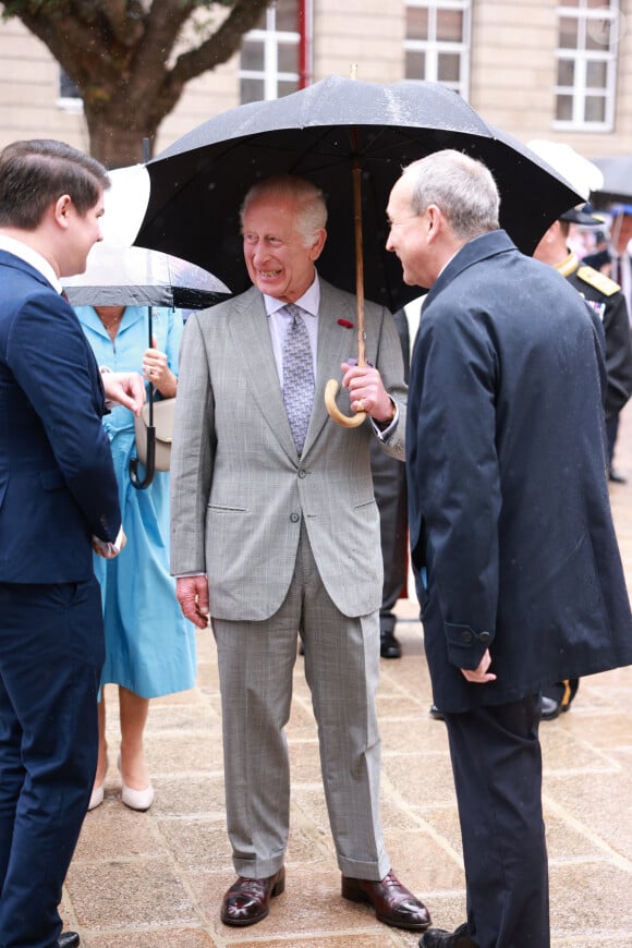 Le roi Charles III d'Angleterre - Le couple royal d'Angleterre sur la la Place Royale pour une séance spéciale de l'Assemblée des États et séance de la Cour Royale à St Helier. Le 15 juillet 2024 © Ian Vogler / MirrorPix / Bestimage 