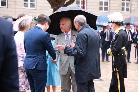 Le roi Charles III d'Angleterre - Le couple royal d'Angleterre sur la la Place Royale pour une séance spéciale de l'Assemblée des États et séance de la Cour Royale à St Helier. Le 15 juillet 2024 © Ian Vogler / MirrorPix / Bestimage 