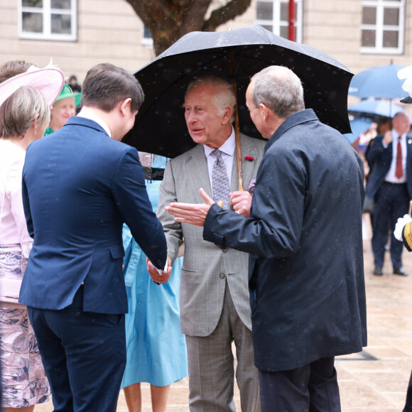 Le roi Charles III d'Angleterre - Le couple royal d'Angleterre sur la la Place Royale pour une séance spéciale de l'Assemblée des États et séance de la Cour Royale à St Helier. Le 15 juillet 2024 © Ian Vogler / MirrorPix / Bestimage 