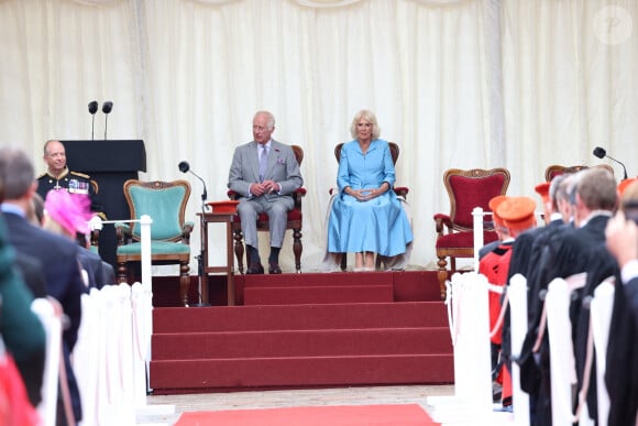 Le roi Charles III d'Angleterre et la reine consort consort, Camilla Parker Bowles - Le couple royal d'Angleterre sur la la Place Royale pour une séance spéciale de l'Assemblée des États et séance de la Cour Royale à St Helier. Le 15 juillet 2024 © Ian Vogler / MirrorPix / Bestimage 