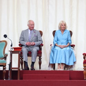 Le roi Charles III d'Angleterre et la reine consort consort, Camilla Parker Bowles - Le couple royal d'Angleterre sur la la Place Royale pour une séance spéciale de l'Assemblée des États et séance de la Cour Royale à St Helier. Le 15 juillet 2024 © Ian Vogler / MirrorPix / Bestimage 