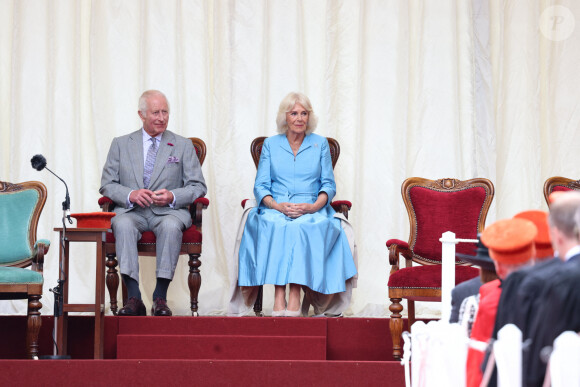 Le roi Charles III d'Angleterre et la reine consort consort, Camilla Parker Bowles - Le couple royal d'Angleterre sur la la Place Royale pour une séance spéciale de l'Assemblée des États et séance de la Cour Royale à St Helier. Le 15 juillet 2024 © Ian Vogler / MirrorPix / Bestimage 