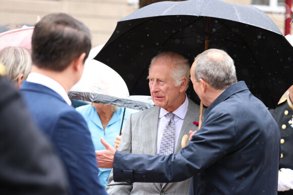 Le roi Charles III d'Angleterre - Le couple royal d'Angleterre sur la la Place Royale pour une séance spéciale de l'Assemblée des États et séance de la Cour Royale à St Helier. Le 15 juillet 2024 © Ian Vogler / MirrorPix / Bestimage 