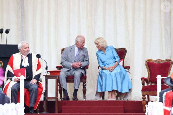 Le couple royal a pu s'approcher de vaches jersiaises, installées dans un enclos. 
Le roi Charles III d'Angleterre et la reine consort consort, Camilla Parker Bowles - Le couple royal d'Angleterre sur la la Place Royale pour une séance spéciale de l'Assemblée des États et séance de la Cour Royale à St Helier. Le 15 juillet 2024 © Ian Vogler / MirrorPix / Bestimage 