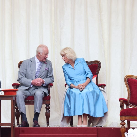 Le couple royal a pu s'approcher de vaches jersiaises, installées dans un enclos. 
Le roi Charles III d'Angleterre et la reine consort consort, Camilla Parker Bowles - Le couple royal d'Angleterre sur la la Place Royale pour une séance spéciale de l'Assemblée des États et séance de la Cour Royale à St Helier. Le 15 juillet 2024 © Ian Vogler / MirrorPix / Bestimage 