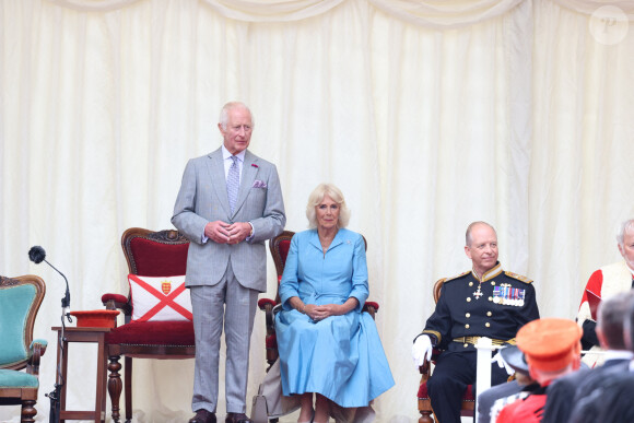 Le roi Charles III d'Angleterre et la reine consort consort, Camilla Parker Bowles - Le couple royal d'Angleterre sur la la Place Royale pour une séance spéciale de l'Assemblée des États et séance de la Cour Royale à St Helier. Le 15 juillet 2024 © Ian Vogler / MirrorPix / Bestimage 