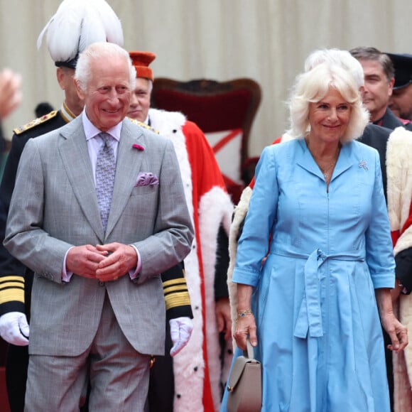 Une scène cocasse qui a fait le tour du globe !
Le roi Charles III d'Angleterre et la reine consort consort, Camilla Parker Bowles - Le couple royal d'Angleterre sur la la Place Royale pour une séance spéciale de l'Assemblée des États et séance de la Cour Royale à St Helier. © Ian Vogler / MirrorPix / Bestimage 