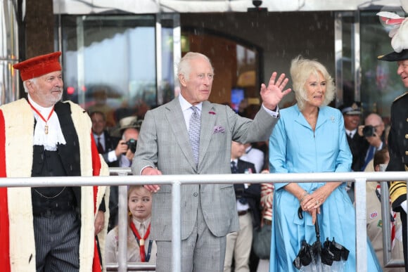 La reine Camilla et le roi Charles III lors d'une visite à Jersey ce lundi 15 juillet 2024 © Ian Vogler/MirrorPix/Bestimage