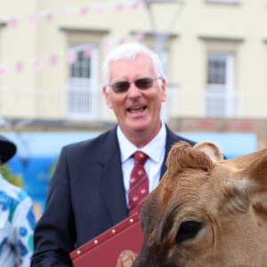 L'hilarante séquence, relayée par la journaliste du "Daily Mail" Rebecca English, a énormément amusé les internautes.
La reine Camilla assiste à un accouplement de vaches à Jersey lors d'une visite ce lundni 15 juillet 2024 © Ian Vogler/MirrorPix/Bestimage