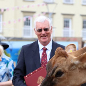 La reine Camilla assiste à un accouplement de vaches à Jersey lors d'une visite ce lundni 15 juillet 2024 © Ian Vogler/MirrorPix/Bestimage