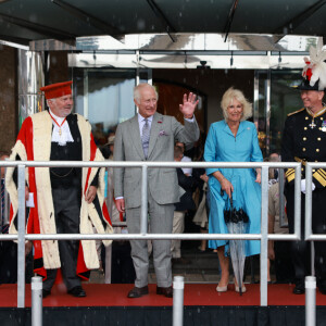 Très complices, ils apparaissent toujours le sourire aux lèvres lors de leurs engagements officiels. 
Le roi Charles III d'Angleterre et la reine Camilla (Camilla Parker Bowles, reine consort d'Angleterre) ont assisté à la Parade du Roi sous une pluie torrentielle lors d'une visite officielle à Jersey le 15 juillet 2024 à St Helier, Jersey. © Ian Vogler/MirrorPix/Bestimage