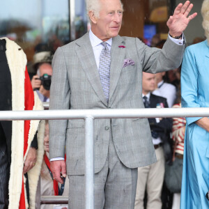 Le couple a dû être rapidement emmené dans un hôtel pour sa sécurité. 
Le roi Charles III d'Angleterre et la reine Camilla (Camilla Parker Bowles, reine consort d'Angleterre) ont assisté à la Parade du Roi sous une pluie torrentielle lors d'une visite officielle à Jersey le 15 juillet 2024 à St Helier, Jersey. © Ian Vogler/MirrorPix/Bestimage