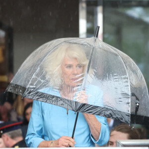 Le roi Charles III d'Angleterre et la reine Camilla (Camilla Parker Bowles, reine consort d'Angleterre) ont assisté à la Parade du Roi sous une pluie torrentielle lors d'une visite officielle à Jersey le 15 juillet 2024 à St Helier, Jersey. © Ian Vogler/MirrorPix/Bestimage