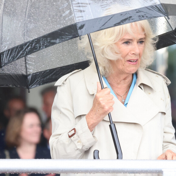 Une enquête a été ouverte et il s'est avéré que c'était en fait une fausse alerte. 
Le roi Charles III d'Angleterre et la reine Camilla (Camilla Parker Bowles, reine consort d'Angleterre) ont assisté à la Parade du Roi sous une pluie torrentielle lors d'une visite officielle à Jersey le 15 juillet 2024 à St Helier, Jersey. © Ian Vogler/MirrorPix/Bestimage