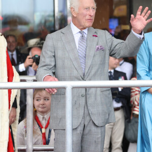 Le roi Charles III d'Angleterre et la reine Camilla (Camilla Parker Bowles, reine consort d'Angleterre) ont assisté à la Parade du Roi sous une pluie torrentielle lors d'une visite officielle à Jersey le 15 juillet 2024 à St Helier, Jersey. © Ian Vogler/MirrorPix/Bestimage