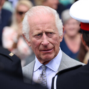 Le roi Charles III d'Angleterre et la reine Camilla (Camilla Parker Bowles, reine consort d'Angleterre) ont assisté à la Parade du Roi sous une pluie torrentielle lors d'une visite officielle à Jersey le 15 juillet 2024 à St Helier, Jersey. © Ian Vogler/MirrorPix/Bestimage