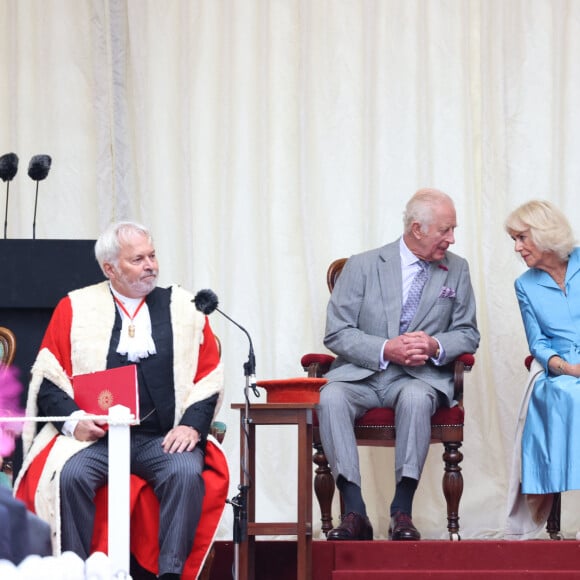 Le roi Charles III d'Angleterre et la reine consort consort, Camilla Parker Bowles - Le couple royal d'Angleterre sur la la Place Royale pour une séance spéciale de l'Assemblée des États et séance de la Cour Royale à St Helier. Le 15 juillet 2024 © Ian Vogler / MirrorPix / Bestimage 