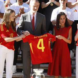 Les deux jeunes femmes étaient très stylées. Elles portaient des maillots de foot et des pantalons blancs.
Le roi Felipe VI et la reine Letizia d'Espagne et leurs filles, la princesse Leonor et l'infante Sofia, reçoivent l'équipe nationale de football, vainqueur de l'Euro 2024 à Madrid, le 15 juillet 2024. 