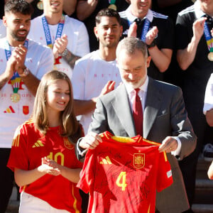 Très souriantes, elles ont passé un moment inoubliable entourées de beaux sportifs.
Le roi Felipe VI et la reine Letizia d'Espagne et leurs filles, la princesse Leonor et l'infante Sofia, reçoivent l'équipe nationale de football, vainqueur de l'Euro 2024 à Madrid, le 15 juillet 2024. 