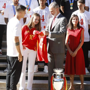 Le roi Felipe VI et la reine Letizia d'Espagne et leurs filles, la princesse Leonor et l'infante Sofia, reçoivent l'équipe nationale de football, vainqueur de l'Euro 2024 à Madrid, le 15 juillet 2024. 