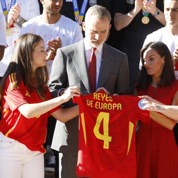 Le roi Felipe VI et la reine Letizia d'Espagne et leurs filles, la princesse Leonor et l'infante Sofia, reçoivent l'équipe nationale de football, vainqueur de l'Euro 2024 à Madrid, le 15 juillet 2024. 