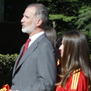 Le roi Felipe VI et la reine Letizia d'Espagne et leurs filles, la princesse Leonor et l'infante Sofia, reçoivent l'équipe nationale de football, vainqueur de l'Euro 2024 à Madrid, le 15 juillet 2024. 