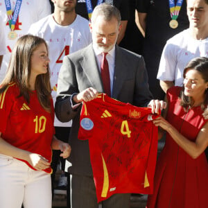 L'équipe espagnole de football a remporté les championnats d'Europe pour la 4e fois.
Le roi Felipe VI et la reine Letizia d'Espagne et leurs filles, la princesse Leonor et l'infante Sofia, reçoivent l'équipe nationale de football, vainqueur de l'Euro à Madrid