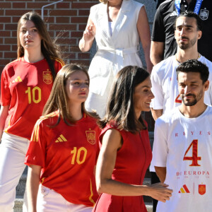 L'équipe espagnole de football a remporté les championnats d'Europe pour la 4e fois.
Le roi Felipe VI et la reine Letizia d'Espagne et leurs filles, la princesse Leonor et l'infante Sofia d'Espagne, reçoivent l'équipe nationale espagnole de football au palais de la Zarzuela, après leur victoire à l'Euro. © Carlos Luján/Europa Press/Bestimage