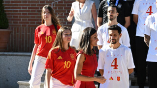 Leonor et Sofia d'Espagne entourées de beaux sportifs, ce petit détail dans leur look qui prouvent leur coquetterie