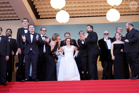 Clovis Cornillac, Artus, Marc Riso et l'équipe du film "Un p'tit truc en plus" à la montée des marches du film "Le comte de Monte-Cristo" lors du 77ème Festival International du Film de Cannes