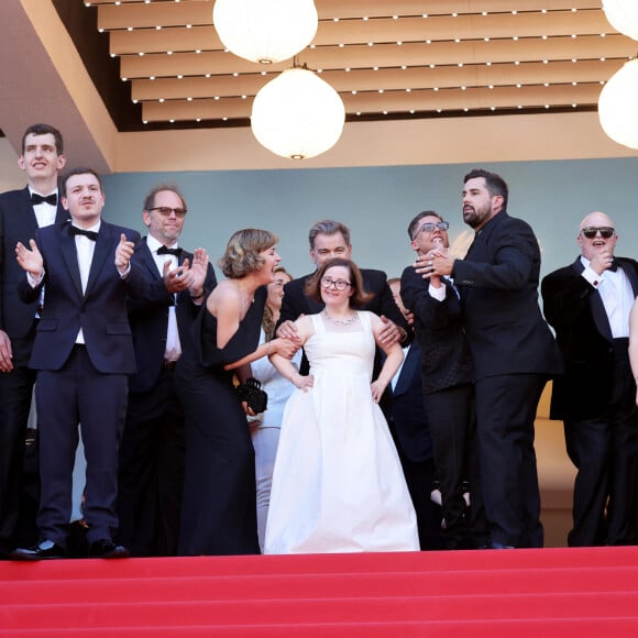 Clovis Cornillac, Artus, Marc Riso et l'équipe du film "Un p'tit truc en plus" à la montée des marches du film "Le comte de Monte-Cristo" lors du 77ème Festival International du Film de Cannes