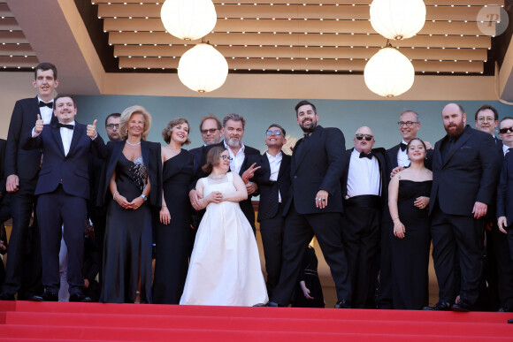 Iris Knobloch, Clovis Cornillac, Artus, Marc Riso et l'équipe du film "Un p'tit truc en plus" à la montée des marches du film " Le comte de Monte-Cristo " lors du 77ème Festival International du Film de Cannes, au Palais des Festivals à Cannes, le 22 mai 2024