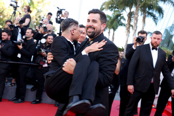 Artus et un des acteurs du film "Un p'tit truc en plus" - Montée des marches du film " Le comte de Monte-Cristo " lors du 77ème Festival International du Film de Cannes, au Palais des Festivals à Cannes. Le 22 mai 2024 © Jacovides-Moreau / Bestimage 