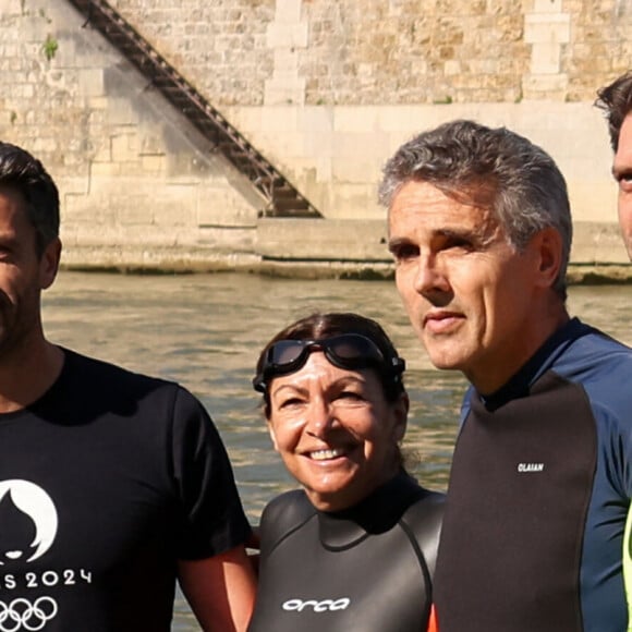 JO 2024: La maire de Paris, Anne Hidalgo s'est baignée dans la Seine à Paris le 17 juillet 2024. Après un report, la maire de Paris Anne Hidalgo a finalement nagé dans la Seine ce mercredi, accompagnée du président du comité d'organisation Tony Estanguet et du préfet d'Île-de-France Marc Guillaume. À neuf jours de l'ouverture des JO, la maire de Paris a pu prouver qu'elle avait réussi son pari de rendre la Seine baignable. Le plan de dépollution aura coûté 1,4 milliard d'euros à l'État et aux collectivités franciliennes. © Stéphane Lemouton/Bestimage