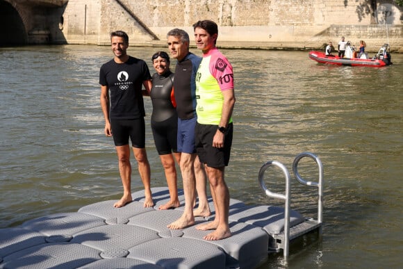 JO 2024: La maire de Paris, Anne Hidalgo s'est baignée dans la Seine à Paris le 17 juillet 2024. Après un report, la maire de Paris Anne Hidalgo a finalement nagé dans la Seine ce mercredi, accompagnée du président du comité d'organisation Tony Estanguet et du préfet d'Île-de-France Marc Guillaume. À neuf jours de l'ouverture des JO, la maire de Paris a pu prouver qu'elle avait réussi son pari de rendre la Seine baignable. Le plan de dépollution aura coûté 1,4 milliard d'euros à l'État et aux collectivités franciliennes. © Stéphane Lemouton/Bestimage