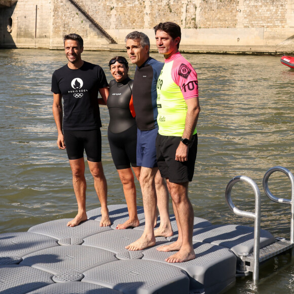 JO 2024: La maire de Paris, Anne Hidalgo s'est baignée dans la Seine à Paris le 17 juillet 2024. Après un report, la maire de Paris Anne Hidalgo a finalement nagé dans la Seine ce mercredi, accompagnée du président du comité d'organisation Tony Estanguet et du préfet d'Île-de-France Marc Guillaume. À neuf jours de l'ouverture des JO, la maire de Paris a pu prouver qu'elle avait réussi son pari de rendre la Seine baignable. Le plan de dépollution aura coûté 1,4 milliard d'euros à l'État et aux collectivités franciliennes. © Stéphane Lemouton/Bestimage