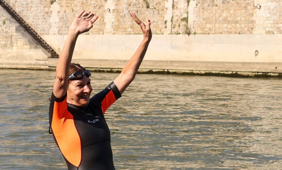 JO 2024: La maire de Paris, Anne Hidalgo s'est baignée dans la Seine à Paris le 17 juillet 2024. Après un report, la maire de Paris Anne Hidalgo a finalement nagé dans la Seine ce mercredi, accompagnée du président du comité d'organisation Tony Estanguet et du préfet d'Île-de-France Marc Guillaume. À neuf jours de l'ouverture des JO, la maire de Paris a pu prouver qu'elle avait réussi son pari de rendre la Seine baignable. Le plan de dépollution aura coûté 1,4 milliard d'euros à l'État et aux collectivités franciliennes. © Stéphane Lemouton/Bestimage